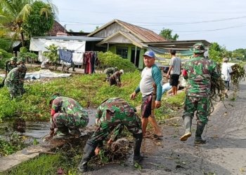 Aparat Kelurahan Gambut Dan TNI Gelar Karya Bakti Bersihkan Sungai Dan Sampah