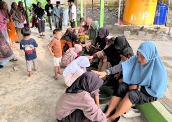 Desa Gunung Meranti Gelar Tradisi Cuci Kaki Ibu
