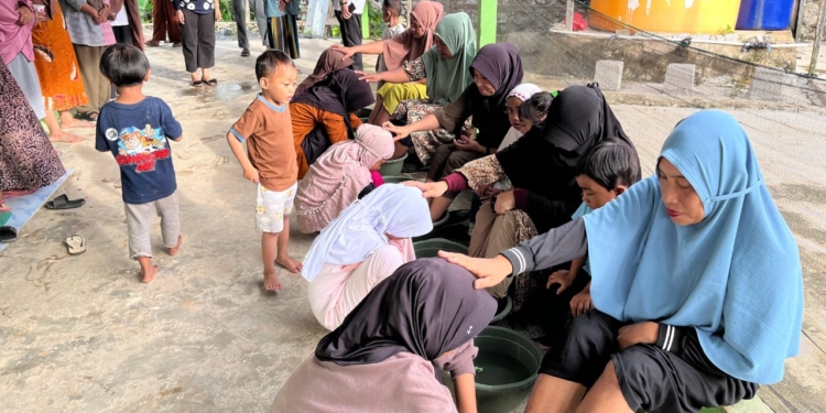 Desa Gunung Meranti Gelar Tradisi Cuci Kaki Ibu