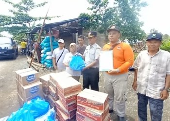Pemerintah Kabupaten Banjar Serahkan Bantuan Untuk Korban Angin Puting Beliung