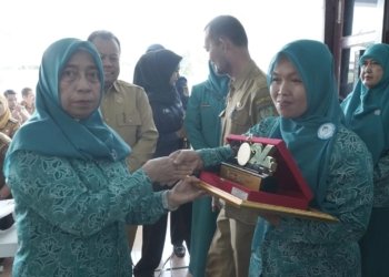 Rakornis TP-PKK, Bupati dan Ketua TP PKK Kabupaten Asahan Serahkan Beragam Penghargaan