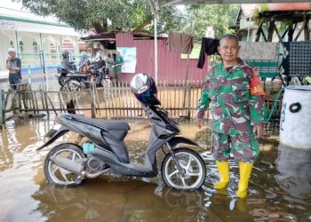 Babinsa Martapura Terus Lakukan Upaya Pemantauan Banjir Desa Tunggul Irang