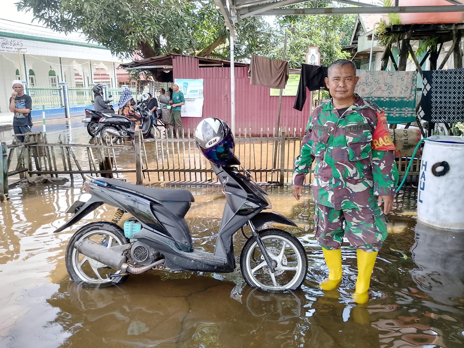 Babinsa Martapura Terus Lakukan Upaya Pemantauan Banjir Desa Tunggul Irang