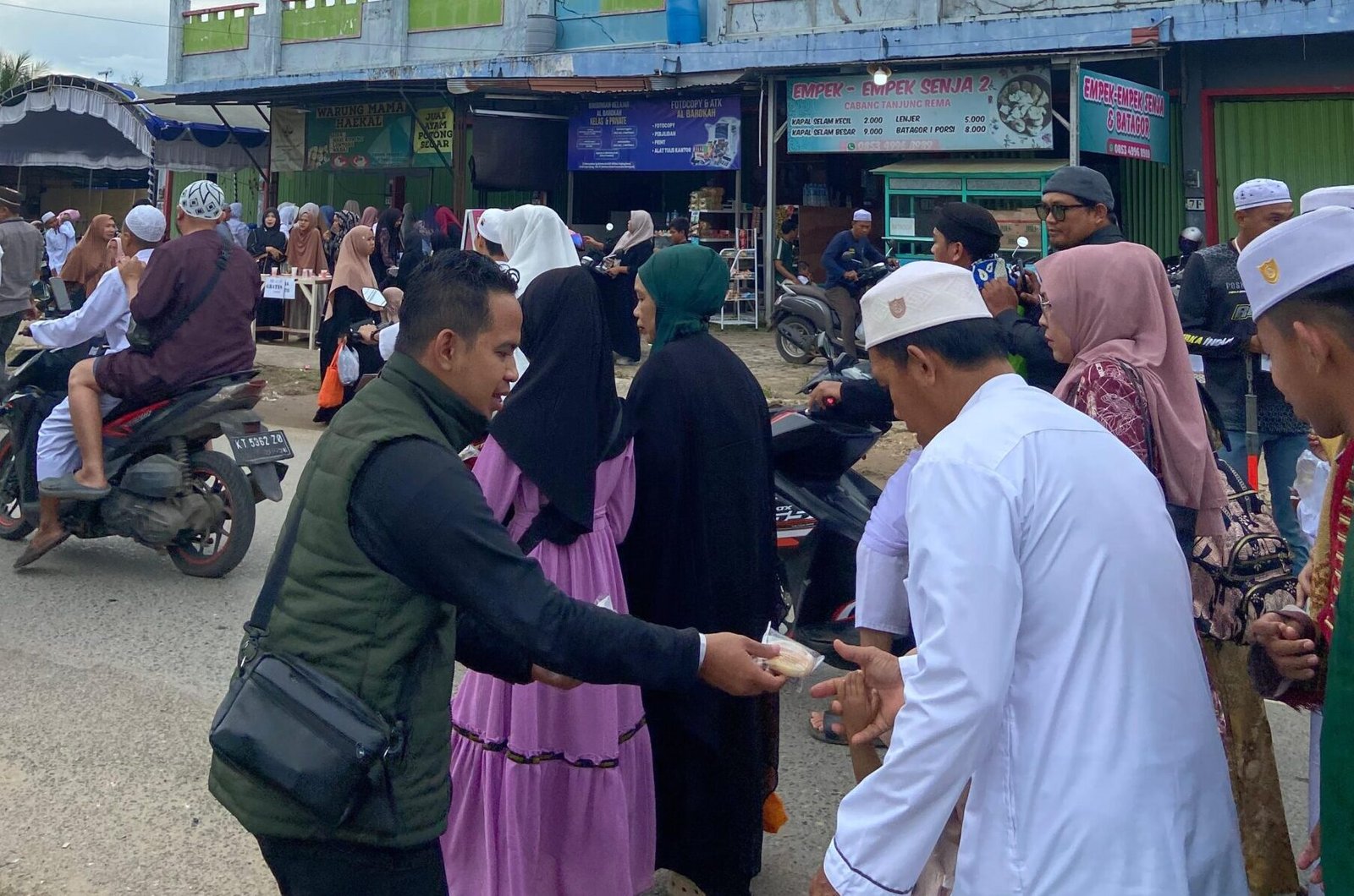 PMII Martapura Membagikan Roti Gratis untuk Jamaah Sekumpul di Momentum 5 Rajab