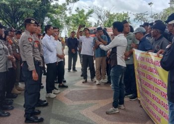 Tak Terima Dana Hibah Dipotong, Puluhan Massa Sambangi Kantor Gubernur Kalsel Cari Sekdaprov Kalsel