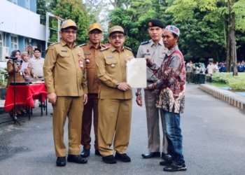 Wakil Bupati Kabupaten Banjar Serahkan Sertifikat Hak Tanah Bagi Nelayan