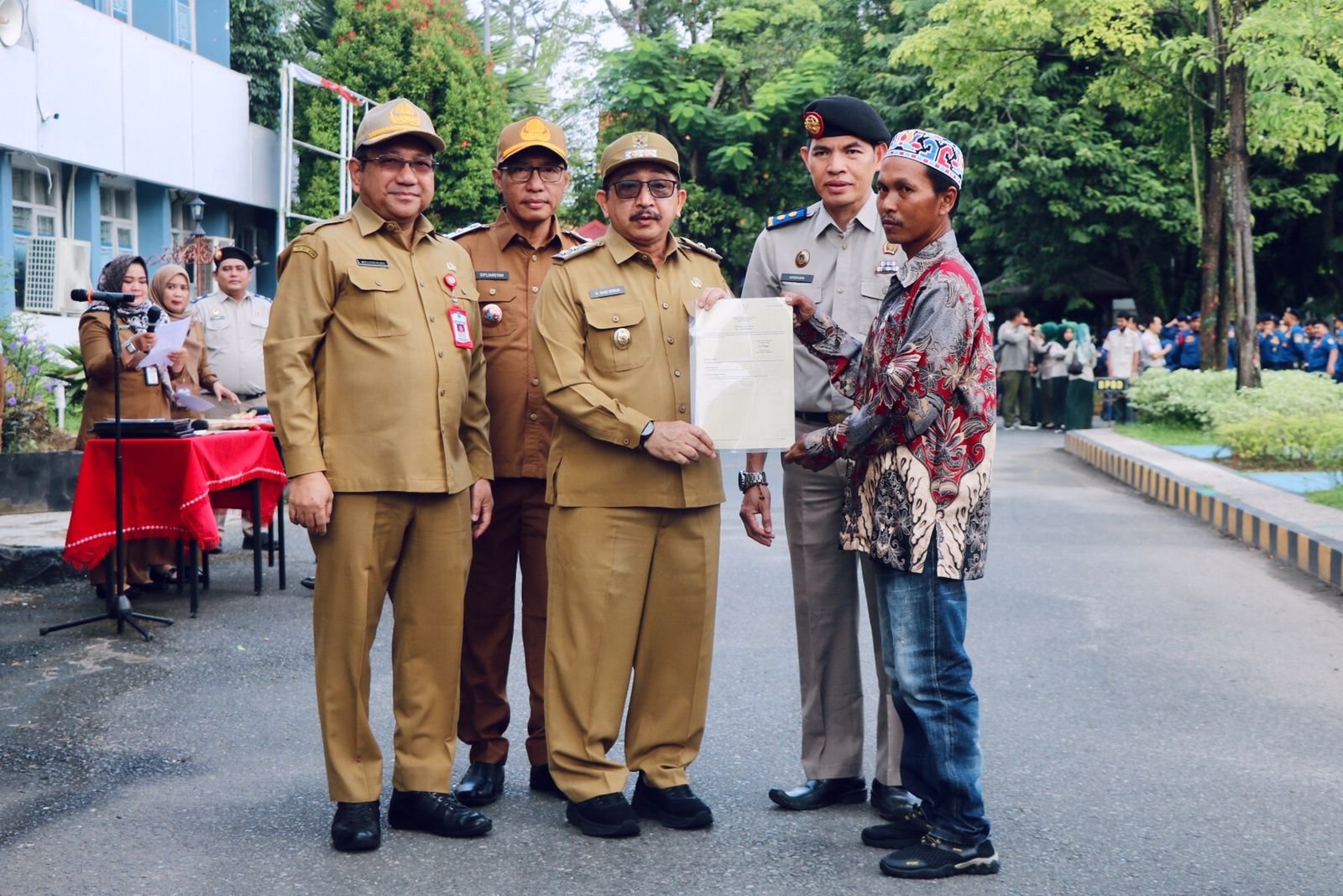 Wakil Bupati Kabupaten Banjar Serahkan Sertifikat Hak Tanah Bagi Nelayan