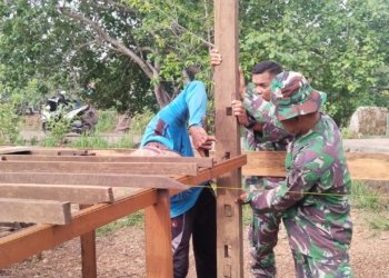 Babinsa Kodim 1006/Banjar Bersama Warga Gotong Royong Dirikan Tiang Rumah di Desa Biih