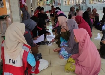 Tim SATGANA PMI Kabupaten Banjar Periksa Kesehatan Warga Terdampak Banjir
