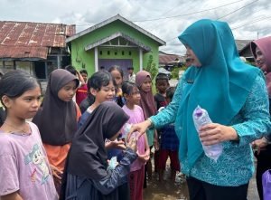 TP PKK Kabupaten Banjar Berikan Bantuan Di Kecamatan Gambut yang Terdampak Banjir