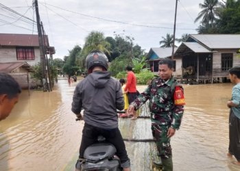 Gunakan Rakit Bambu Untuk Bantu Warga Terdampak Banjir