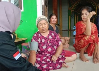 Puskesmas Liang Anggang Rutin Cek Kesehatan Warga Terdampak Banjir di Desa Pengayuan
