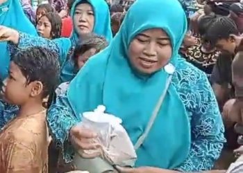 TP PKK Kelurahan Sekumpul Bagikan Bantuan Untuk Warga Kebanjiran Di Desa Bincau