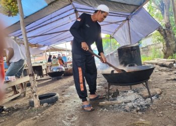 Posko Pesayangan Darul Ikhsan Siapkan Masak Asam Manis Ikan Kering Telang