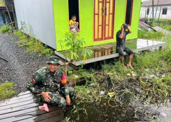 Karya Bakti Personil Babinsa Kertak Hanyar Bersihkan Rumah Warga Terdampak Banjir