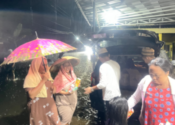 Muhammad Zaini Anggota DPRD Kabupaten Banjar Bagikan Bantuan Untuk Warga Terdampak Banjir
