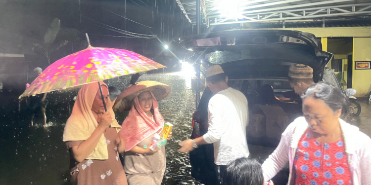 Muhammad Zaini Anggota DPRD Kabupaten Banjar Bagikan Bantuan Untuk Warga Terdampak Banjir