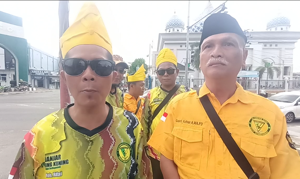 Organisasi Laung Kuning Gelar Penggalangan Dana Di Lampu Merah Sekumpul