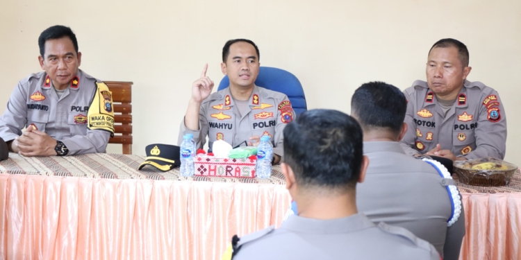 Kunjungi Polsek Sibabangun, Kapolres Tapteng Tekankan Pelayanan Prima Polri
