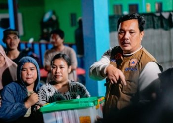 Walikota Aditya Turun Bagikan Bantuan ke Warga Terdampak Banjir