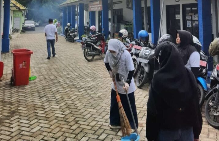 DKPP Kabupaten Banjar Bersihkan Sekitar Kantor Untuk Jamaah Sekumpul