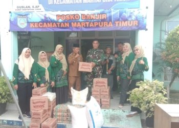Danramil Martapura Didampingi Persit Menyalurkan Bantuan Sembako Ke Kecamatan Martapura Timur