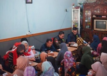 Warga Lokgabang Dapatkan Pemeriksaan Kesehatan Setelah Desa Mereka Terendam Banjir
