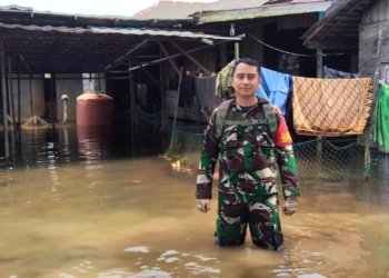 Babinsa Siaga Pantau Perkembangan Banjir Di Desa Karya Makmur