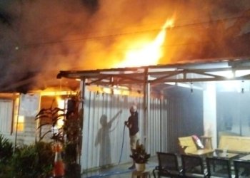 Warung Nasi Kuning di Martapura Dilalap Api, Warga Panik Berusaha Memadamkan