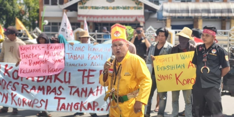 AKGUS Sindir Tajam Aksi Demo Depan Kantor DPRD Kotabaru