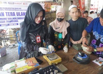 Jelang Ramadan, DKUMPP Banjar Gencarkan Tera Ulang Timbangan Pedagang Emas