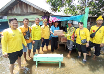 DPC Laung Kuning Kabupaten Banjar – Banjarbaru Bagikan Bantuan Kepada Warga Terdampak Banjir