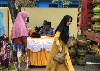 Warga Kecamatan Cempaka Dapatkan Harga HET Gas LPG 3 Kg di Pasar Murah