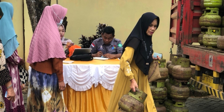 Warga Kecamatan Cempaka Dapatkan Harga HET Gas LPG 3 Kg di Pasar Murah