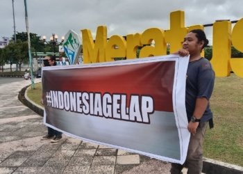 Aksi Indonesia Gelap di Bundaran Simpang Empat Banjarbaru