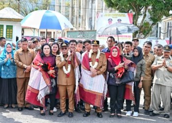 Ribuan Warga Tapanuli Tengah Tumpah Ruah Sambut Bupati Masinton Pasaribu dan Wakilnya Mahmud Efendi Lubis
