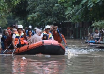 PLN Kontrol Keamanan Kelistrikan, Bantu Evakuasi Warga di Tengah Banjir Bekasi