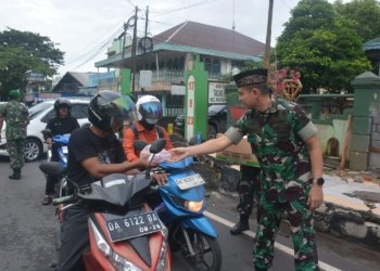 Hangatnya Kebersamaan! Dandim 1006/Banjar Turun ke Jalan Bagikan Takjil Gratis untuk Warga
