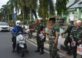 Hangatnya Ramadan: Kodim 1006/Banjar Bagikan Ratusan Takjil untuk Warga