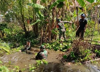 TNI dan Warga Bersatu Bersihkan Sungai Desa Handil Ujung, Cegah Banjir dan Wabah Penyakit