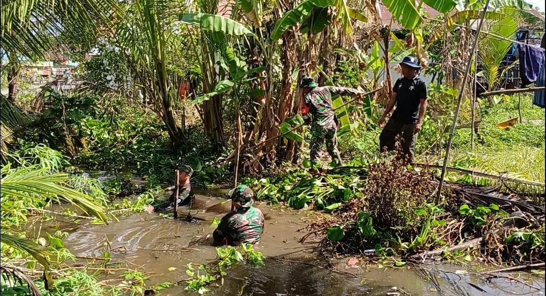 TNI dan Warga Bersatu Bersihkan Sungai Desa Handil Ujung, Cegah Banjir dan Wabah Penyakit