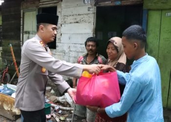 Kepedulian di Bulan Ramadhan, Kapolres Tapteng Turun Langsung Berikan Bansos kepada Warga Kurang Mampu