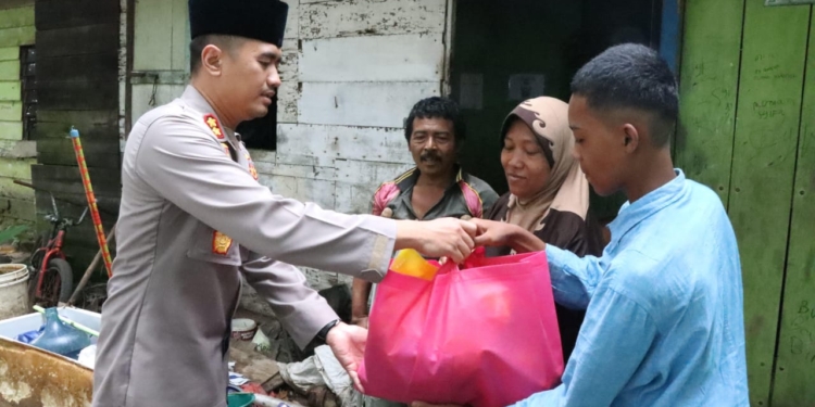 Kepedulian di Bulan Ramadhan, Kapolres Tapteng Turun Langsung Berikan Bansos kepada Warga Kurang Mampu