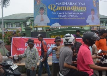 Hangatnya Kebersamaan, Warga dan Pemuda Kelurahan Jawa Martapura Bagikan Takjil Gratis di Depan Makodim
