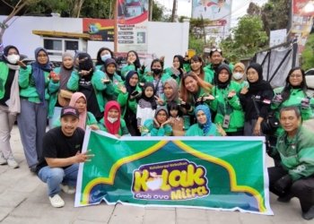 Grab Samarinda Bagikan Ratusan Paket Berbuka Puasa ke Pengguna Jalan