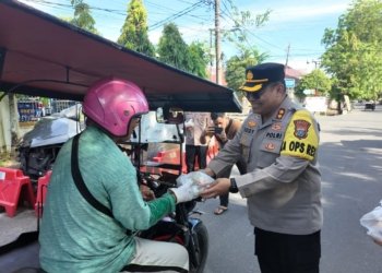 Hangatkan Ramadhan, Kapolres Sibolga dan Bhayangkari Berbagi Takjil untuk Warga