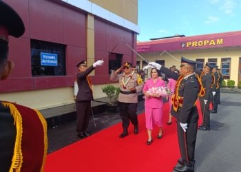 Tradisi Pedang Pora, Polres Sibolga Sambut Kapolres Baru AKBP Eddy Inganta dengan Penuh Kehormatan