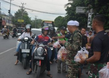 Hangatkan Ramadhan, TNI-Polri di Banjarbaru Bagikan Ratusan Takjil untuk Masyarakat