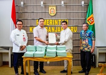 Walikota Aditya Serahkan 1.082 Sertifikat Tanah