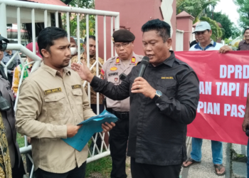 Ketua Komisi II DPRD Kabupaten Banjar Lauhul Mahfudz Temui LSM KAKI Yang Demontrasi